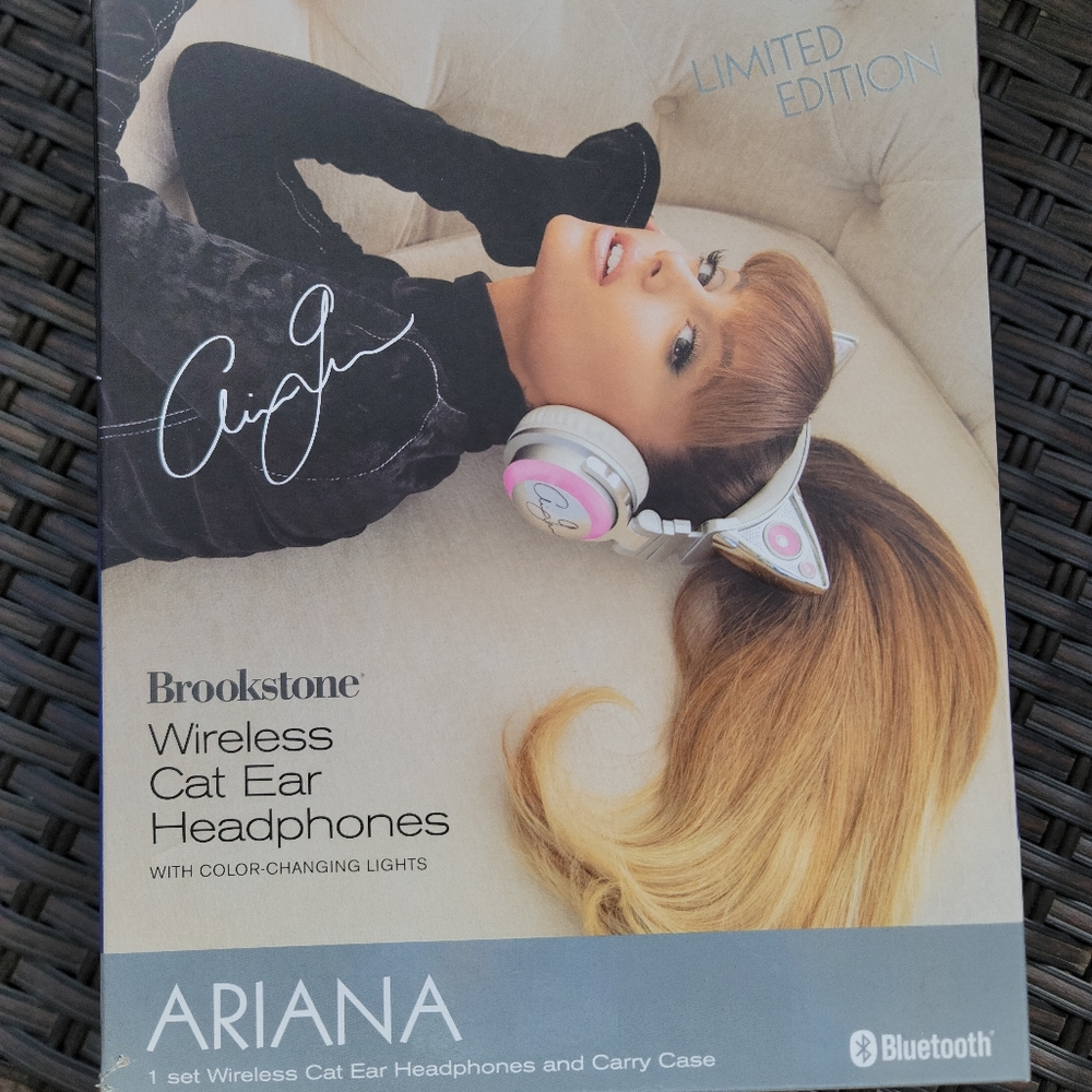 Wireless Bluetooth headphones